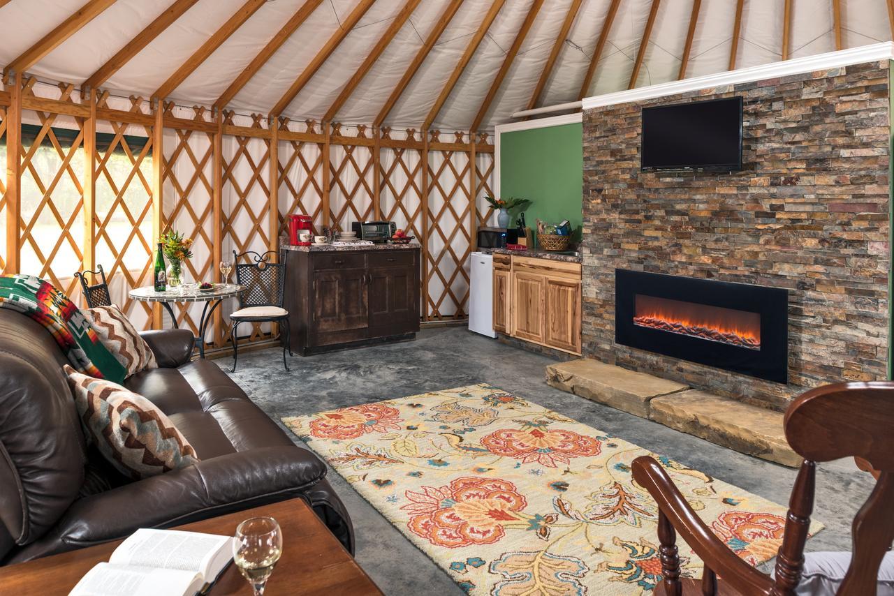 Yale Manor B&B & Yurt Glamping Екстериор снимка