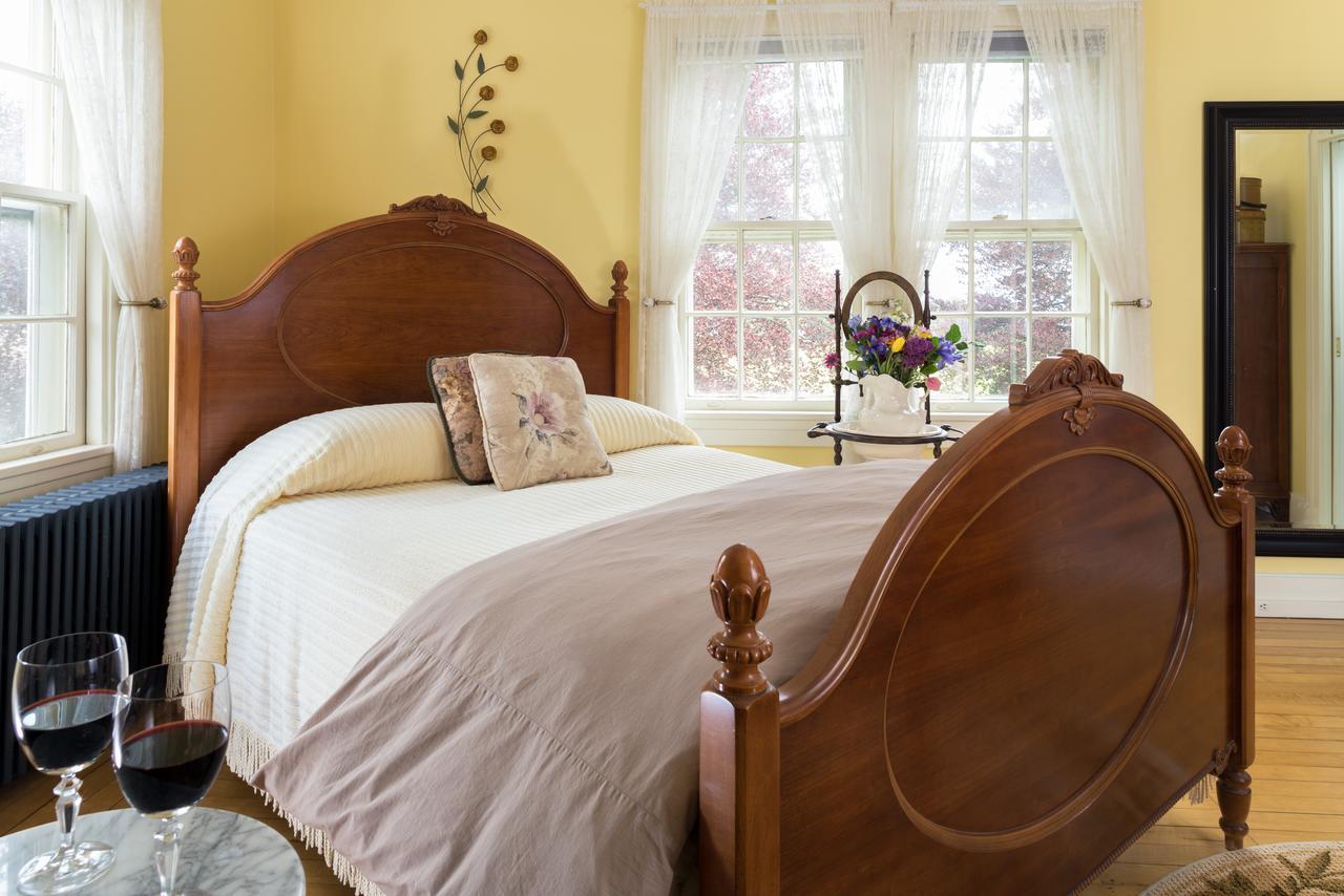 Yale Manor B&B & Yurt Glamping Екстериор снимка
