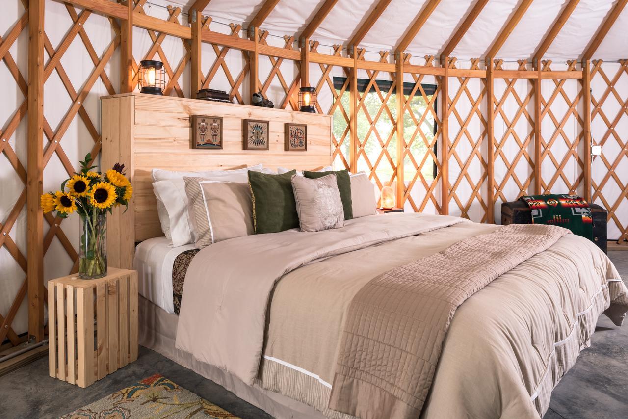 Yale Manor B&B & Yurt Glamping Екстериор снимка