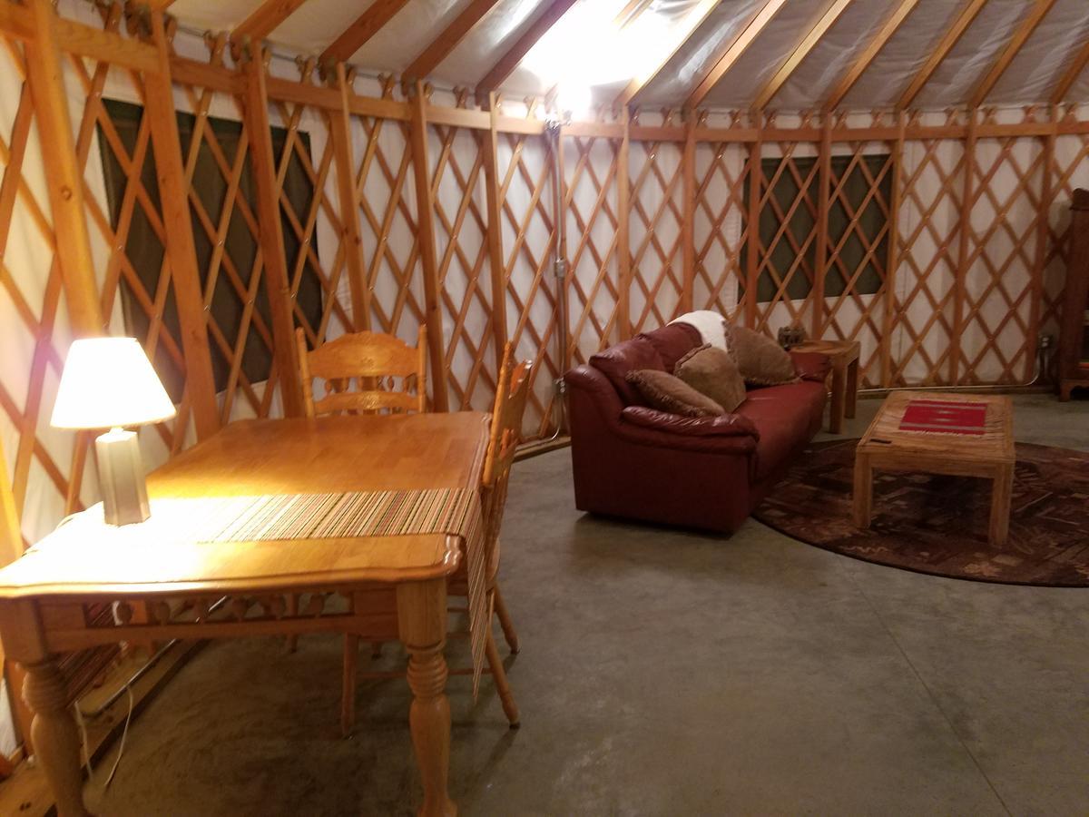 Yale Manor B&B & Yurt Glamping Екстериор снимка
