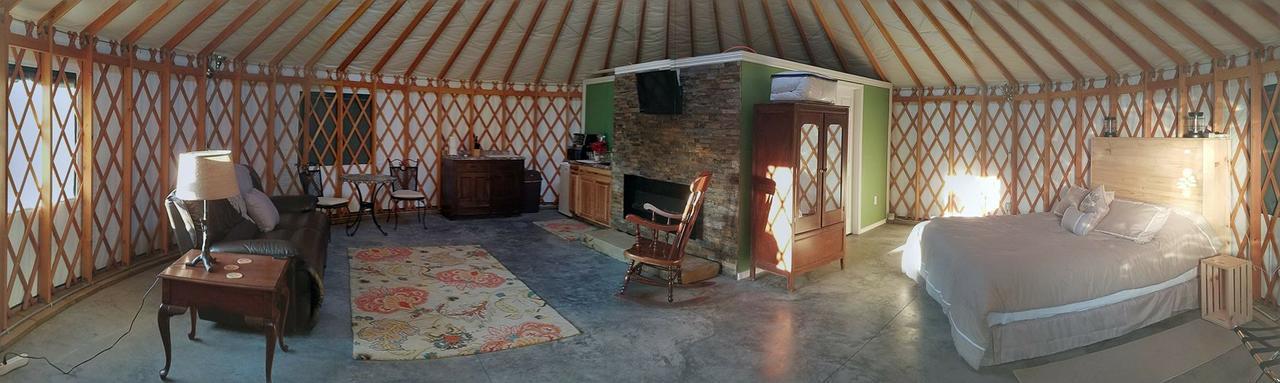 Yale Manor B&B & Yurt Glamping Екстериор снимка