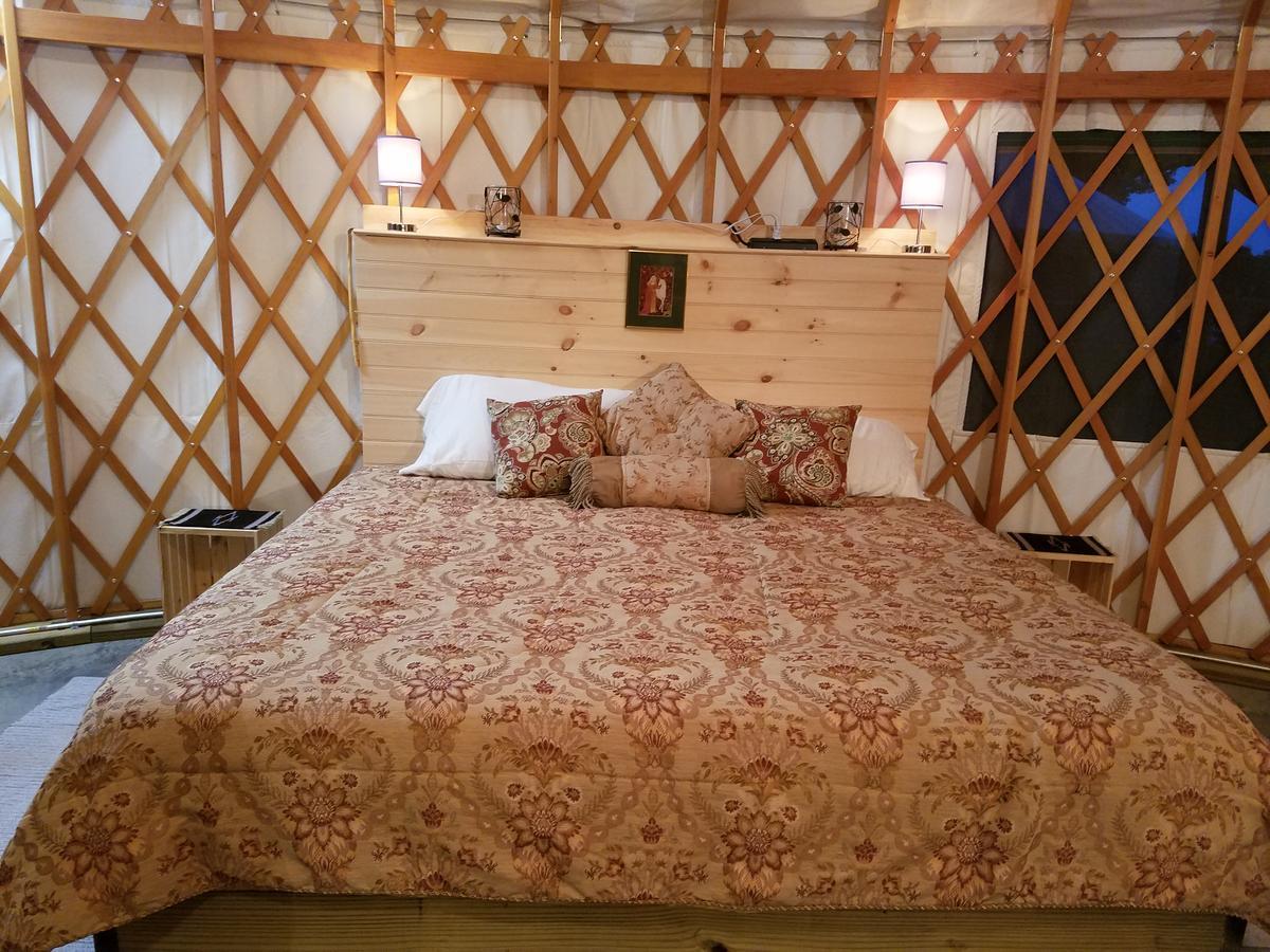 Yale Manor B&B & Yurt Glamping Екстериор снимка