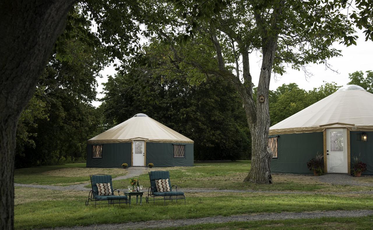 Yale Manor B&B & Yurt Glamping Екстериор снимка