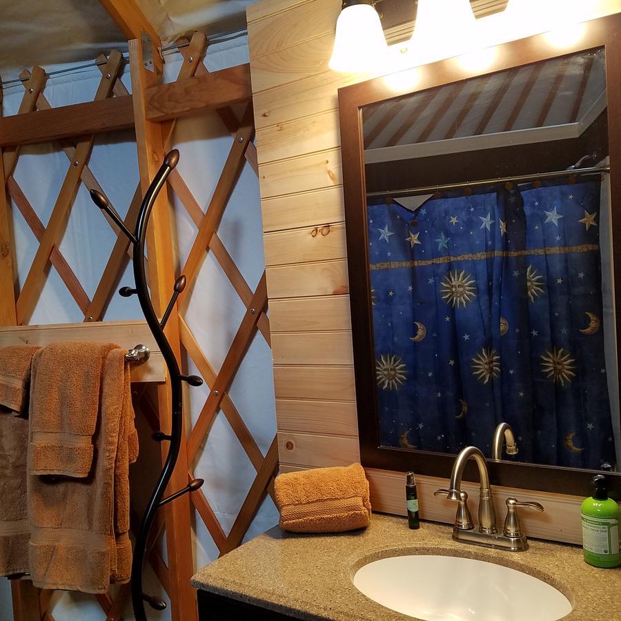 Yale Manor B&B & Yurt Glamping Екстериор снимка